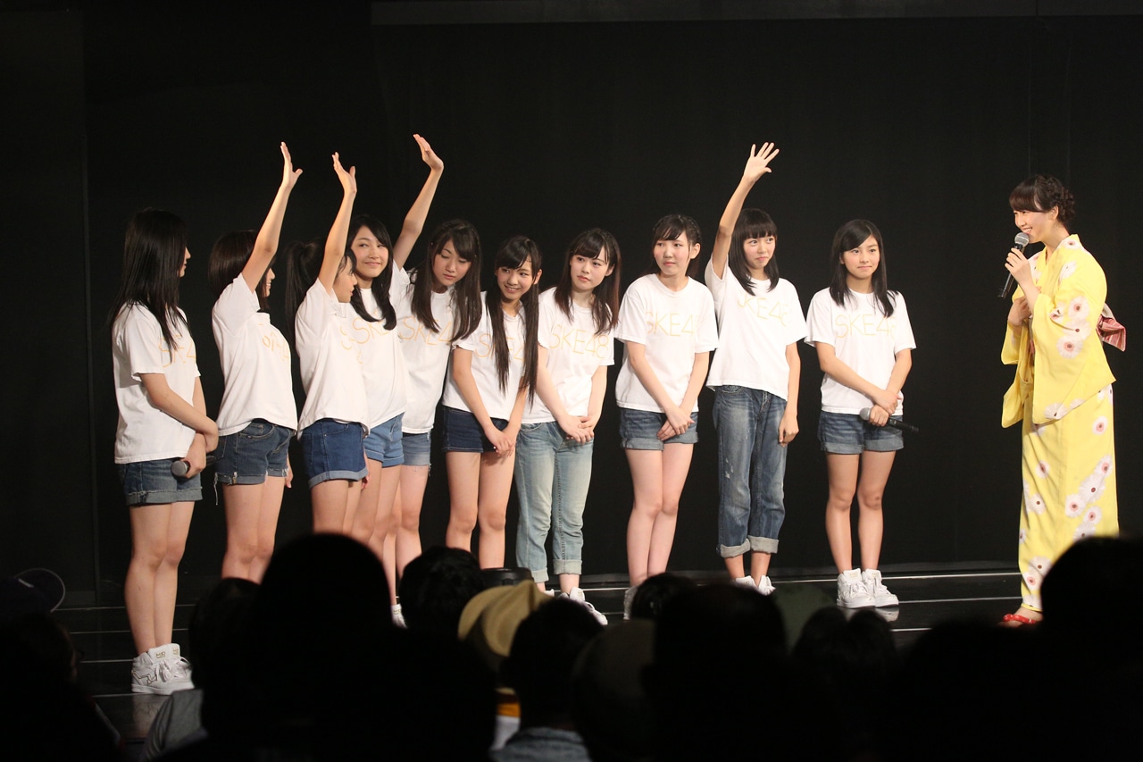 SKE48研究生と松井玲奈。(c)AKS