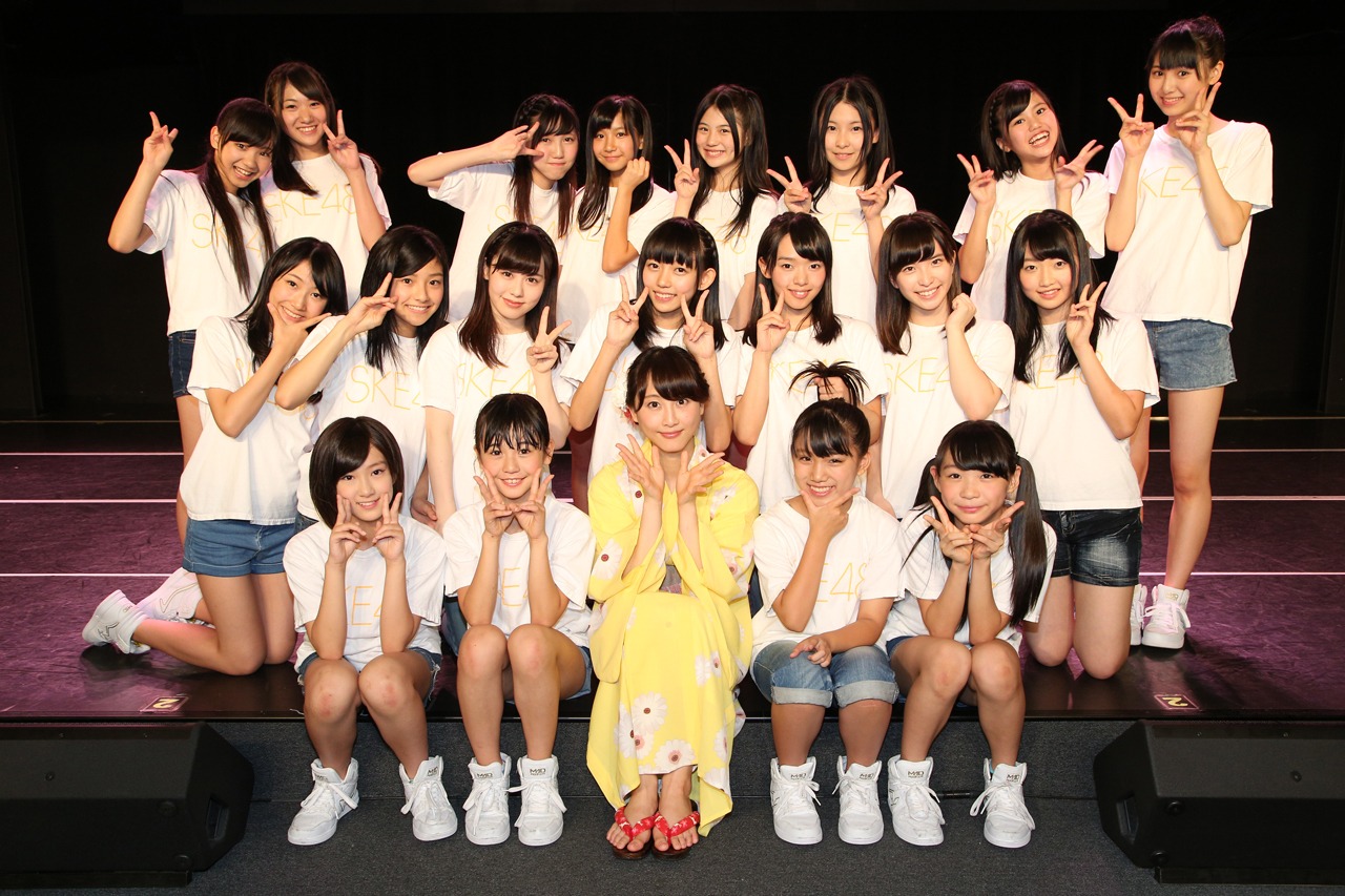 SKE48研究生と松井玲奈。(c)AKS