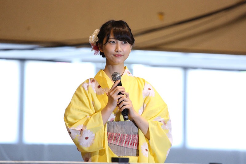 黄色の浴衣姿でイベントに参加する松井玲奈。(c)AKS