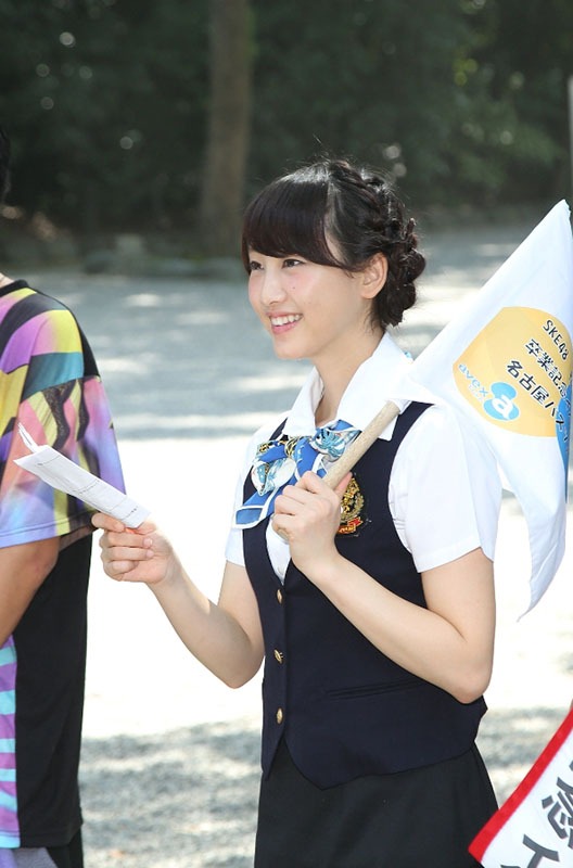 ツアーガイド姿の松井玲奈。(c)AKS