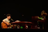 人気画像7位は「星野源、2万6000人を相手に遊んだ武道館『ひとりエッジ』大成功」より、星野源「星野源のひとりエッジ in 武道館」8月13日の東京・日本武道館公演の様子。（撮影：岸田哲平）