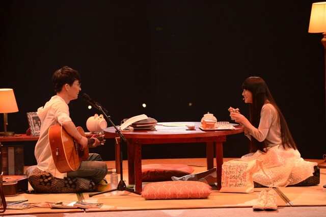 人気画像1位は「星野源、2万6000人を相手に遊んだ武道館『ひとりエッジ』大成功」より、談笑する星野源とPerfumeのかしゆか。（撮影：岸田哲平）