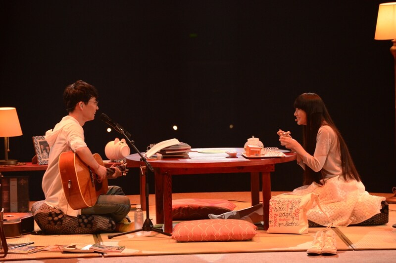 人気画像1位は「星野源、2万6000人を相手に遊んだ武道館『ひとりエッジ』大成功」より、談笑する星野源とPerfumeのかしゆか。(撮影:岸田哲平)