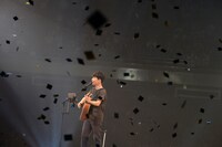 人気画像10位は「星野源、2万6000人を相手に遊んだ武道館『ひとりエッジ』大成功」より、星野源「星野源のひとりエッジ in 武道館」8月13日の東京・日本武道館公演の様子。（撮影：岸田哲平）