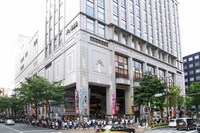 博多座周辺の様子。(c)AKS