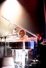 「EVENING with YOSHIKI in Tokyo Japan 2015」8月14日公演でのYOSHIKI。（写真提供：ジャパンミュージックエージェンシー）