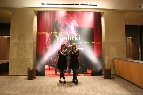 「EVENING with YOSHIKI in Tokyo Japan 2015」8月14日公演に出演したSUGIZOとYOSHIKI。（写真提供：ジャパンミュージックエージェンシー）