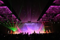 「EVENING with YOSHIKI in Tokyo Japan 2015」8月14日公演の様子。（写真提供：ジャパンミュージックエージェンシー）