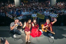 左から江口直人（どぶろっく）、Rihwa、トミタ栞、森慎太郎（どぶろっく）。（写真提供：EPICレコードジャパン）