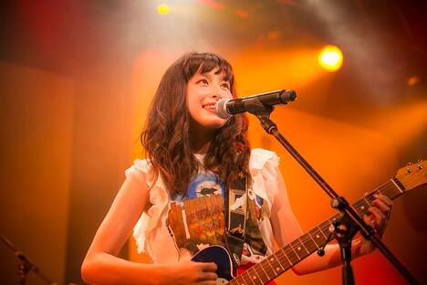 トミタ栞(写真提供:EPICレコードジャパン)