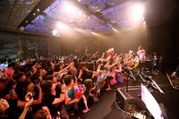 「EVENING with YOSHIKI in Tokyo Japan 2015」8月15日公演の様子。（写真提供：ジャパンミュージックエージェンシー）