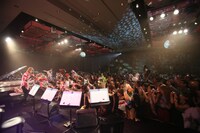 「EVENING with YOSHIKI in Tokyo Japan 2015」8月15日公演の様子。（写真提供：ジャパンミュージックエージェンシー）