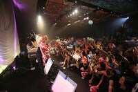 「EVENING with YOSHIKI in Tokyo Japan 2015」8月15日公演の様子。（写真提供：ジャパンミュージックエージェンシー）