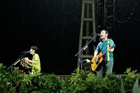 「LAWSON presents ゆず 弾き語りライブ 2015 二人参客 in 横浜スタジアム」8月16日公演の様子。（写真提供：SENHA & Co.）