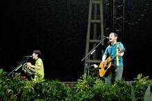 「LAWSON presents ゆず 弾き語りライブ 2015 二人参客 in 横浜スタジアム」8月16日公演の様子。（写真提供：SENHA & Co.）