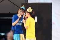 サプライズ発表の電話を受ける春名真依と清井咲希。（撮影：笹森健一）