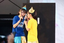 サプライズ発表の電話を受ける春名真依と清井咲希。（撮影：笹森健一）