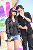 通訳の話を聞くL.A KURUMI. from LA。（撮影：笹森健一）