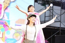 道頓堀歌劇団の彩木咲良（奥）と根岸可蓮（手前）。（撮影：笹森健一）