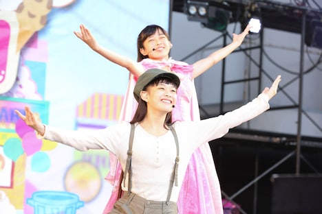 道頓堀歌劇団の彩木咲良（奥）と根岸可蓮（手前）。（撮影：笹森健一）