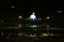 「LAWSON presents ゆず 弾き語りライブ 2015 二人参客 in 横浜スタジアム」8月16日公演の様子。（写真提供：SENHA & Co.）