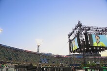 「ゆず 弾き語りライブ2015 二人参客 in 横浜スタジアム 」初日公演の様子。（写真提供：SENHA & Co.）