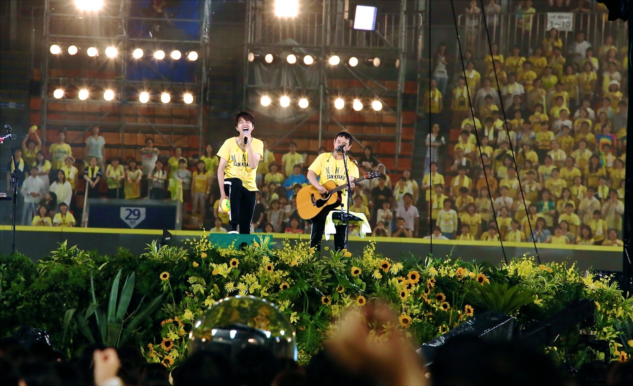 「LAWSON presents ゆず 弾き語りライブ 2015 二人参客 in 横浜スタジアム」8月16日公演の様子。（写真提供：SENHA & Co.）