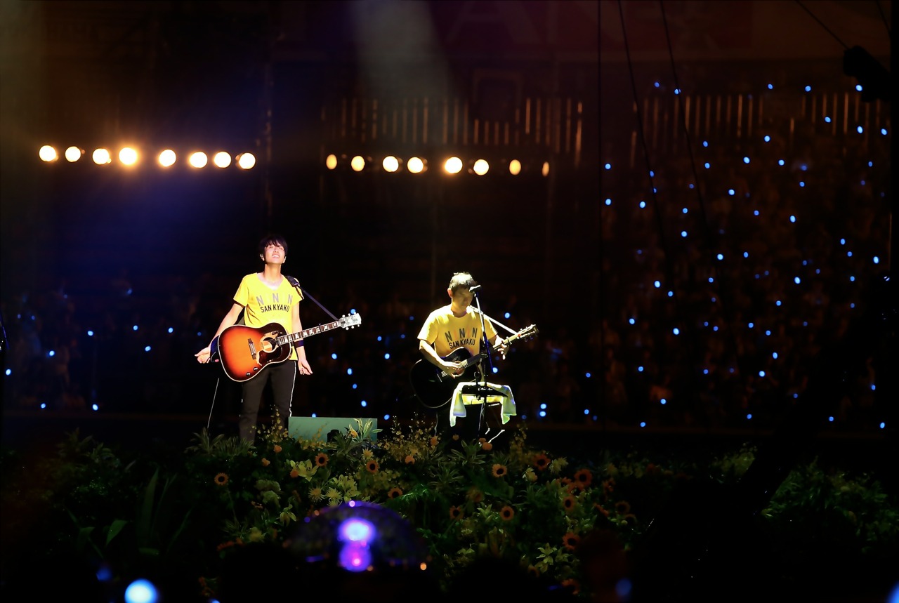 「LAWSON presents ゆず 弾き語りライブ 2015 二人参客 in 横浜スタジアム」8月16日公演の様子。（写真提供：SENHA & Co.）