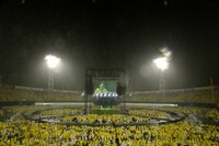 「LAWSON presents ゆず 弾き語りライブ 2015 二人参客 in 横浜スタジアム」8月16日公演の様子。（写真提供：SENHA & Co.）