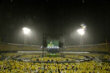 「LAWSON presents ゆず 弾き語りライブ 2015 二人参客 in 横浜スタジアム」8月16日公演の様子。（写真提供：SENHA & Co.）