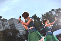 花道を駆けるKaede（左）とMegu（右）。