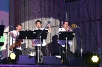 NEGiBANDホーン隊。左から永田こーせー（Sax、Flute）、真砂陽地（Tp）、前田大輔（Tb）。