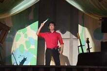 ネギライトを手に登場した田島貴男。