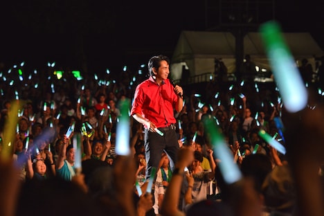 “緑色の光の海”に降り立つ田島貴男（ORIGINAL LOVE）。