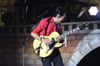 ネギライトを使い、ボトルネック奏法の要領で演奏する田島貴男。