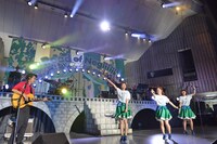 Negiccoと田島貴男（左端）による「サンシャイン日本海」コラボの様子。