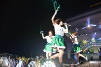 タオルを振り回しながらぐるぐる回るNegicco。