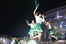 タオルを振り回しながらぐるぐる回るNegicco。