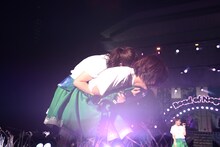 じゃれるように抱き合うNao☆（左）とMegu（右）。