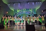 手をつないでバンザイするNegicco、NEGiBAND、田島貴男。