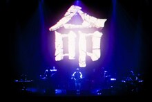 「amazarashi 5th anniversary live 3D edition」豊洲PIT公演の様子。（写真提供：ソニー・ミュージックアソシエイテッドレコーズ）