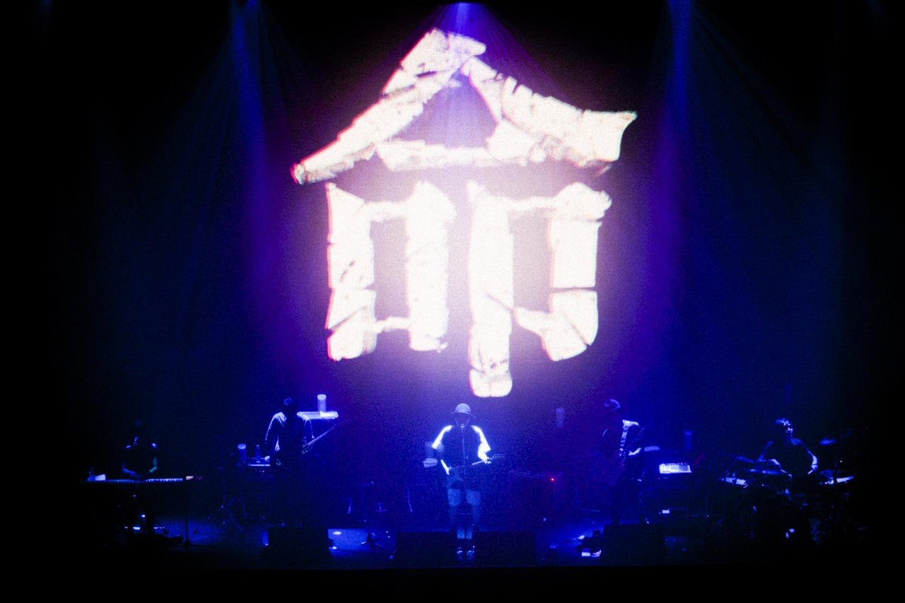 「amazarashi 5th anniversary live 3D edition」豊洲PIT公演の様子。（写真提供：ソニー・ミュージックアソシエイテッドレコーズ）