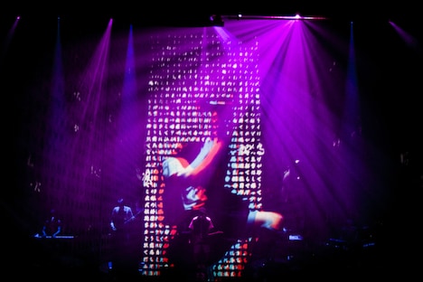 「amazarashi 5th anniversary live 3D edition」豊洲PIT公演の様子。（写真提供：ソニー・ミュージックアソシエイテッドレコーズ）