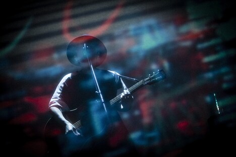 秋田ひろむ（amazarashi）（写真提供：ソニー・ミュージックアソシエイテッドレコーズ）