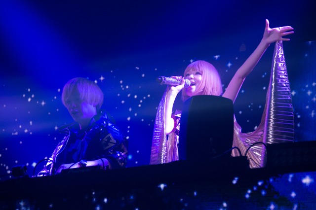 「CAPSULE -"WAVE RUNNER" RELEASE LIVE-」東京・赤坂BLITZ公演の様子。（Photo by GAKU MAEDA）