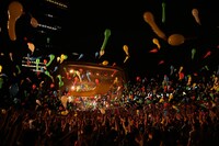 FLOW「FLOW WORLD TOUR 2015 極 -kiwami-」東京・日比谷野外大音楽堂公演の様子。（撮影：コボリマサノリ）