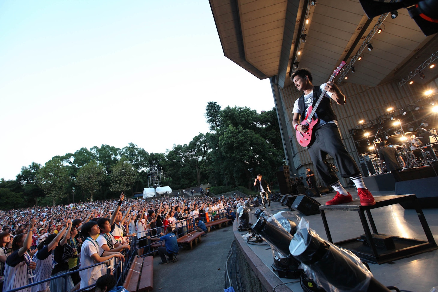 FLOW「FLOW WORLD TOUR 2015 極 -kiwami-」東京・日比谷野外大音楽堂公演の様子。（撮影：コボリマサノリ）