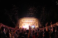 FLOW「FLOW WORLD TOUR 2015 極 -kiwami-」東京・日比谷野外大音楽堂公演の様子。（撮影：コボリマサノリ）