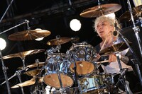 IWASAKI（Dr）（撮影：コボリマサノリ）