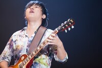 桑原彰（G, Cho）（撮影：植本一子）